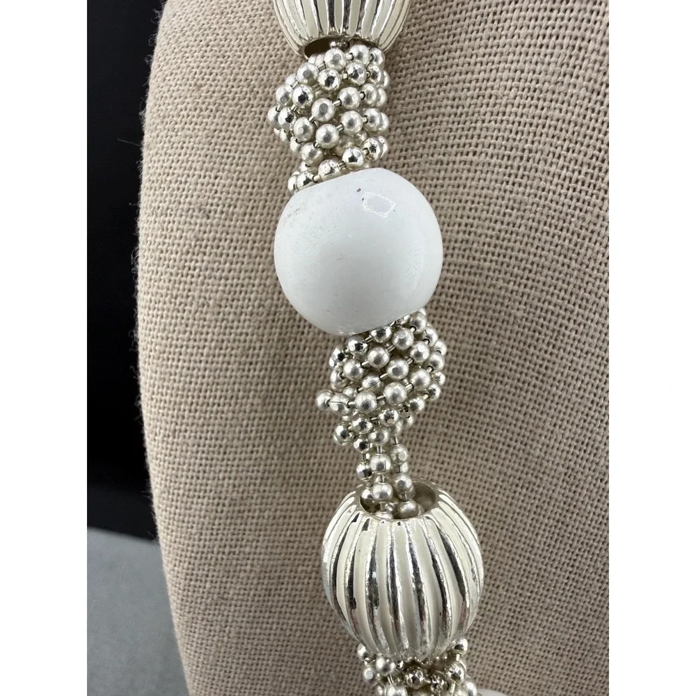 Liz Claiborne Chunky Necklace Silver‎ Tone White Glass Bead 18